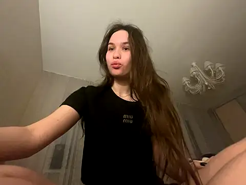 Roxie Mils online show from November 8, 8:18 pm