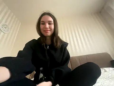 Roxie Mils online show from November 18, 9:47 am