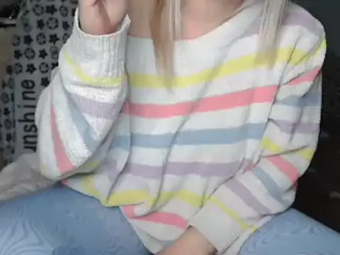 Snapshot of LaRa_forU chatting on December 7, 2:46 pm LaRa forU online show from December 7, 2:46 pm