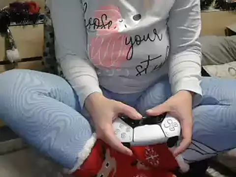 Snapshot of LaRa_forU chatting on December 12, 7:37 pm LaRa forU online show from December 12, 7:37 pm