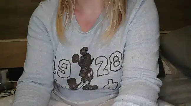 Snapshot of LaRa_forU chatting on March 2, 10:38 pm LaRa forU online show from March 2, 10:38 pm