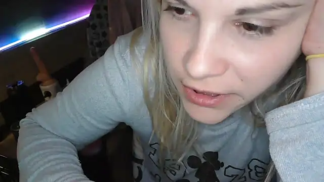 Snapshot of LaRa_forU chatting on March 22, 9:42 pm LaRa forU online show from March 22, 9:42 pm