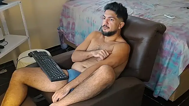 Snapshot of LUH133 chatting on December 5, 5:42 pm LUH133 online show from December 5, 5:42 pm