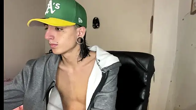 Snapshot of Matthew_Dixonn chatting on February 5, 10:01 pm Matthew Dixonn online show from February 5, 10:01 pm