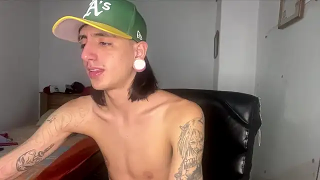 Snapshot of Matthew_Dixonn chatting on February 22, 1:55 am Matthew Dixonn online show from February 22, 1:55 am