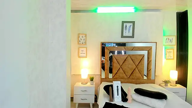 Snapshot of MirandaRossi chatting on January 23, 2:23 am MirandaRossi online show from January 23, 2:23 am