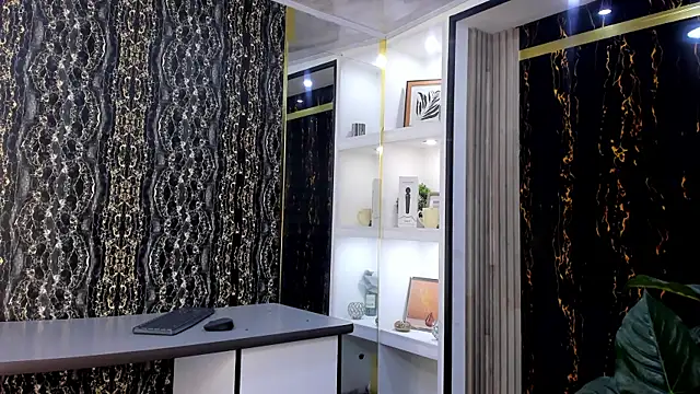 Snapshot of MirandaRossi chatting on October 1, 2:50 am MirandaRossi online show from October 1, 2:50 am