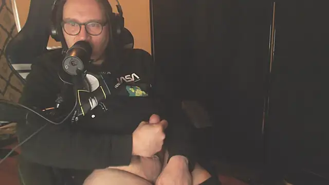 Snapshot of chicostick413 chatting on January 7, 3:36 pm chicostick413 online show from January 7, 3:36 pm