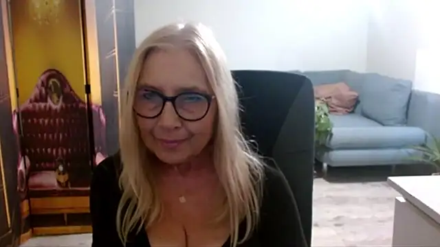 sofia xkiss online show from November 4, 3:00 pm