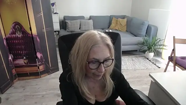 sofia xkiss online show from April 8, 1:55 pm