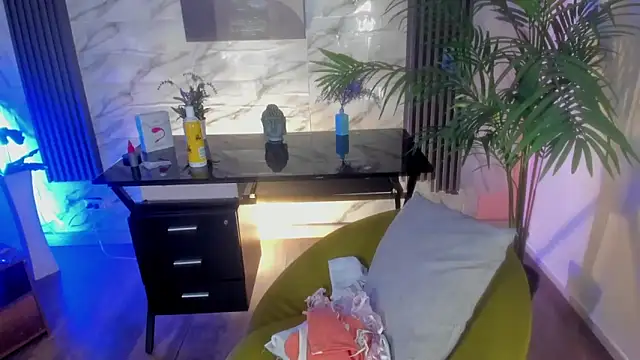 Snapshot of SofiaGomez420 chatting on February 8, 6:43 am SofiaGomez420 online show from February 8, 6:43 am