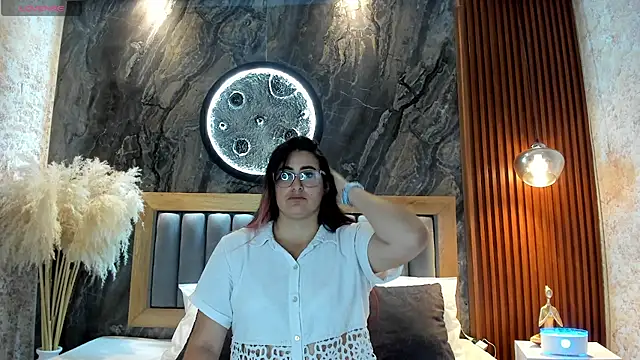 Snapshot of BellaPeers_ chatting on May 4, 11:39 am BellaPeers online show from May 4, 11:39 am