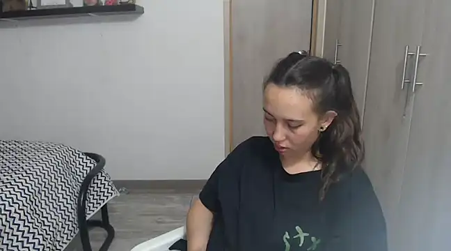 Skarlet Adams28 online show from December 20, 4:42 am