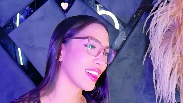 KylieWhite online show from November 18, 2:43 pm