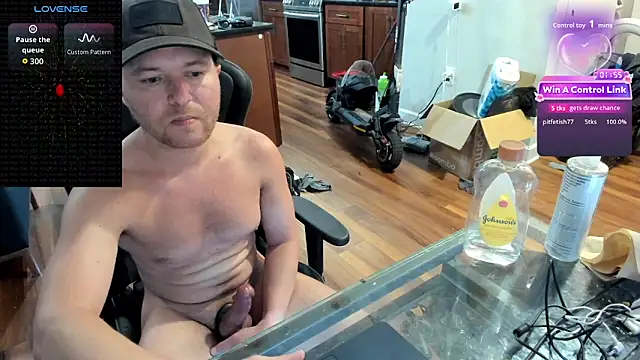 Snapshot of aaron_s_x chatting on June 17, 1:19 am aaron s x online show from June 17, 1:19 am
