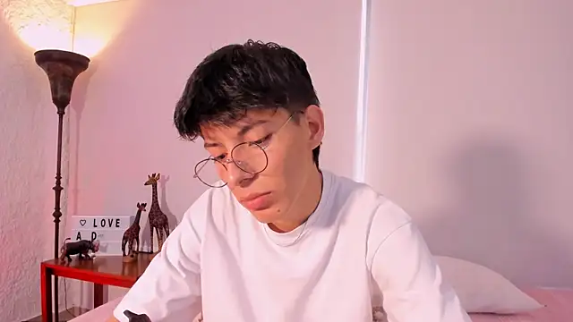 Snapshot of alexandersawyer chatting on March 13, 12:35 pm alexandersawyer online show from March 13, 12:35 pm