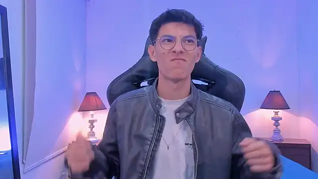 Snapshot of alexandersawyer chatting on November 17, 12:44 pm alexandersawyer online show from November 17, 12:44 pm