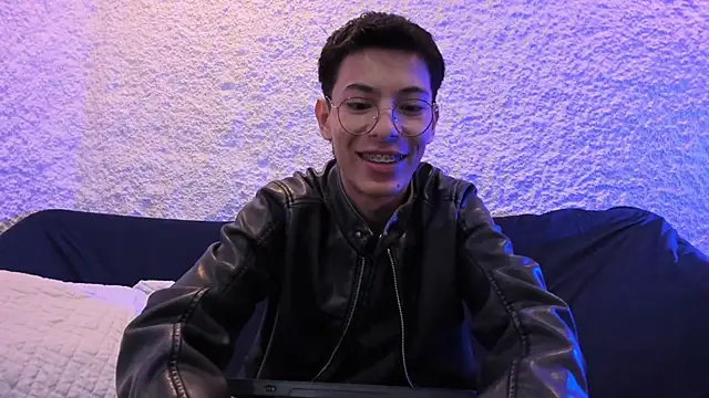 Snapshot of alexandersawyer chatting on December 17, 12:33 pm alexandersawyer online show from December 17, 12:33 pm