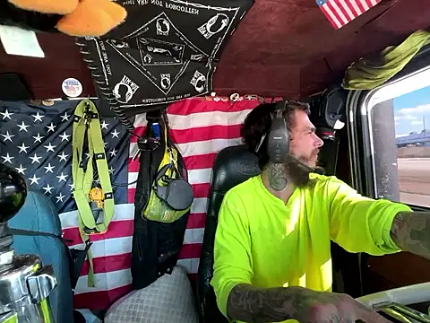 Snapshot of XMeF10 chatting on January 6, 6:11 pm XMeF10 online show from January 6, 6:11 pm