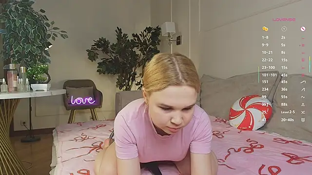 Snapshot of OdetteHarwick chatting on February 18, 8:10 am OdetteHarwick online show from February 18, 8:10 am