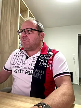 coupleLatinaLovers online show from December 3, 6:10 am