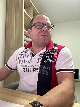 coupleLatinaLovers online show from December 5, 6:22 am