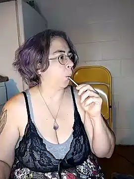 Snapshot of GraceHenderson chatting on December 12, 12:59 am GraceHenderson online show from December 12, 12:59 am