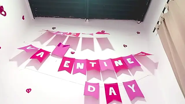 Snapshot of PetiteIvoryQueen19 chatting on February 3, 8:24 am PetiteIvoryQueen19 online show from February 3, 8:24 am