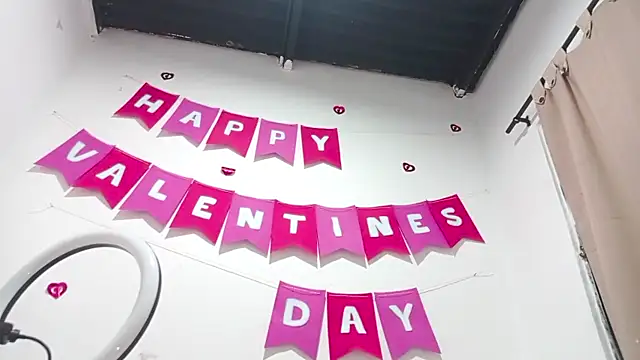 Snapshot of PetiteIvoryQueen19 chatting on February 21, 7:56 am PetiteIvoryQueen19 online show from February 21, 7:56 am
