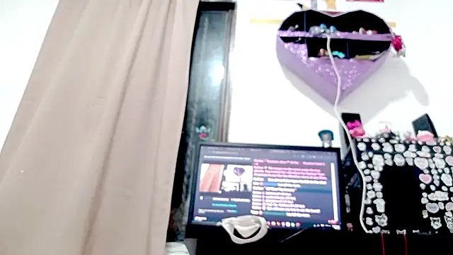 Snapshot of PetiteIvoryQueen19 chatting on September 12, 4:45 am PetiteIvoryQueen19 online show from September 12, 4:45 am