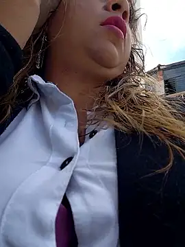 Snapshot of Laura-Hernandez chatting on January 8, 3:36 pm Laura-Hernandez online show from January 8, 3:36 pm