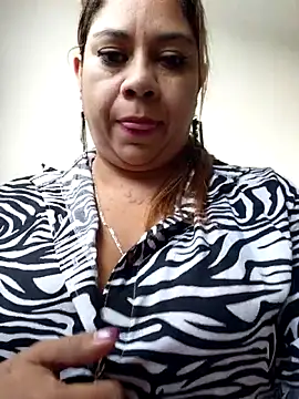 Snapshot of Laura-Hernandez chatting on February 9, 3:16 pm Laura-Hernandez online show from February 9, 3:16 pm