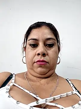 Snapshot of Laura-Hernandez chatting on February 10, 2:21 pm Laura-Hernandez online show from February 10, 2:21 pm