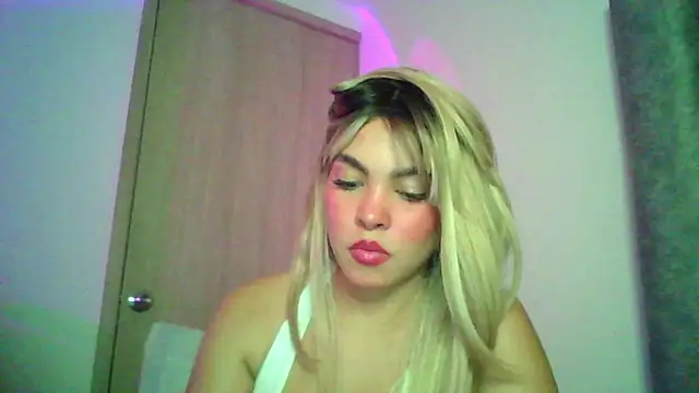 Snapshot of Kiri_Cutee chatting on November 11, 4:01 am Kiri Cutee online show from November 11, 4:01 am