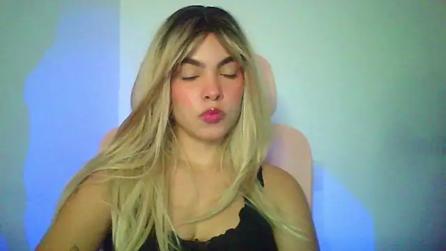 Snapshot of Kiri_Cutee chatting on February 24, 4:54 am Kiri Cutee online show from February 24, 4:54 am