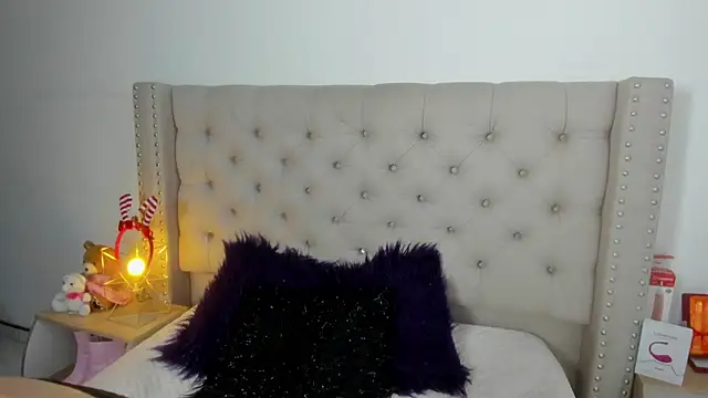 Snapshot of AngeleRoux chatting on December 30, 1:15 am AngeleRoux online show from December 30, 1:15 am