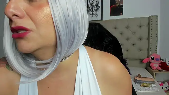 Snapshot of AngeleRoux chatting on January 31, 2:26 am AngeleRoux online show from January 31, 2:26 am