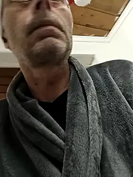 Snapshot of BesterJunge45 chatting on December 15, 9:13 am BesterJunge45 online show from December 15, 9:13 am