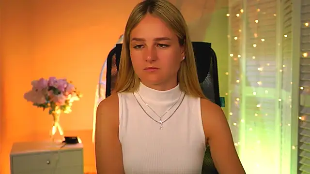 DeboraLarson online show from April 1, 3:07 am