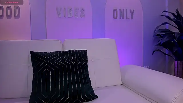 StacyWoods online show from April 9, 12:10 pm