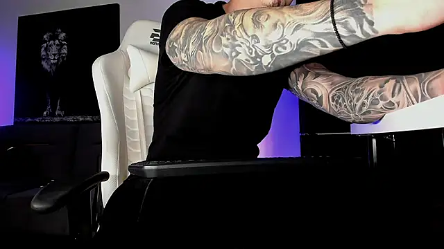 Snapshot of uptomatty chatting on October 30, 7:21 am uptomatty online show from October 30, 7:21 am