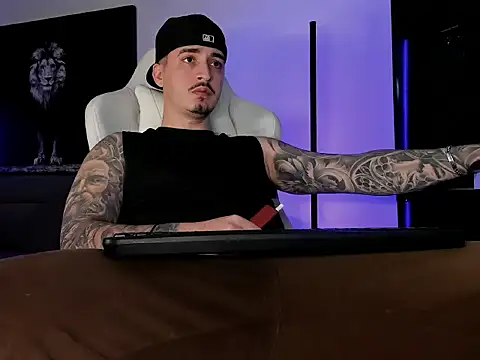 Snapshot of uptomatty chatting on November 14, 9:46 pm uptomatty online show from November 14, 9:46 pm