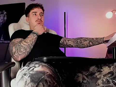 Snapshot of uptomatty chatting on January 13, 9:25 am uptomatty online show from January 13, 9:25 am