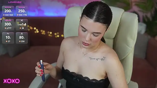 YourLolaBunny online show from May 16, 6:32 am