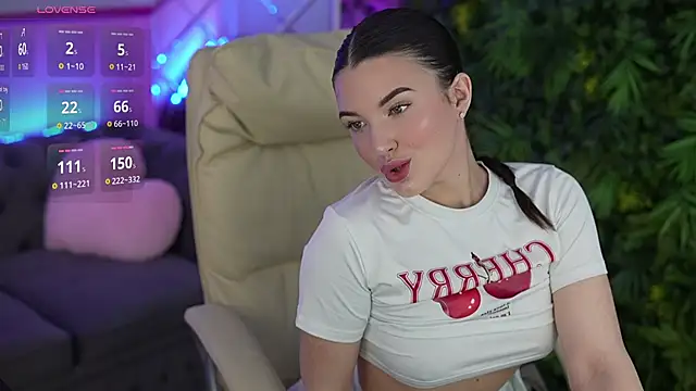YourLolaBunny online show from May 25, 6:19 am
