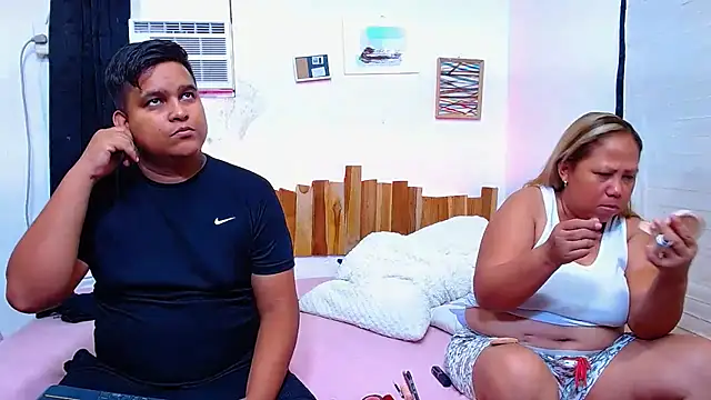 Snapshot of lucasandSofi chatting on May 2, 9:53 pm lucasandSofi online show from May 2, 9:53 pm