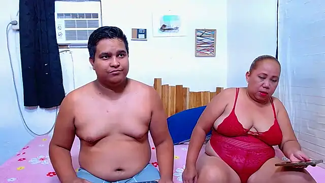 Snapshot of lucasandSofi chatting on May 27, 10:40 pm lucasandSofi online show from May 27, 10:40 pm