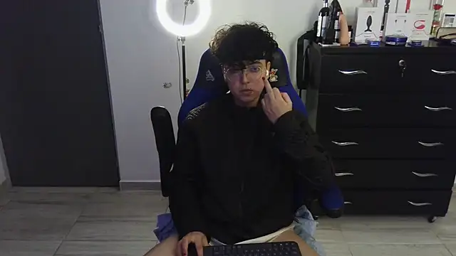 thomascooper7 online show from February 17, 7:04 am