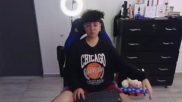 thomascooper7 online show from March 12, 9:45 pm