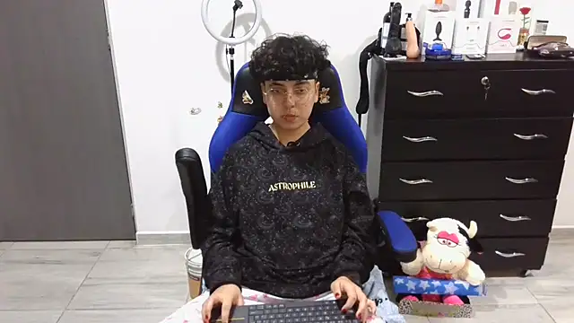 thomascooper7 online show from March 13, 11:49 pm